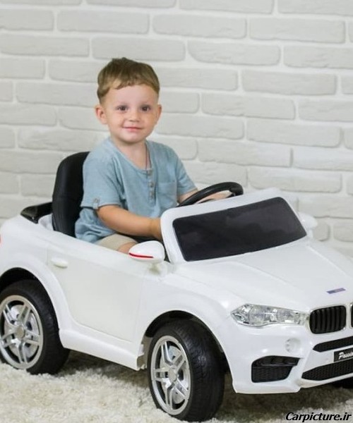 عکس پسر بچه با ماشین شارژی