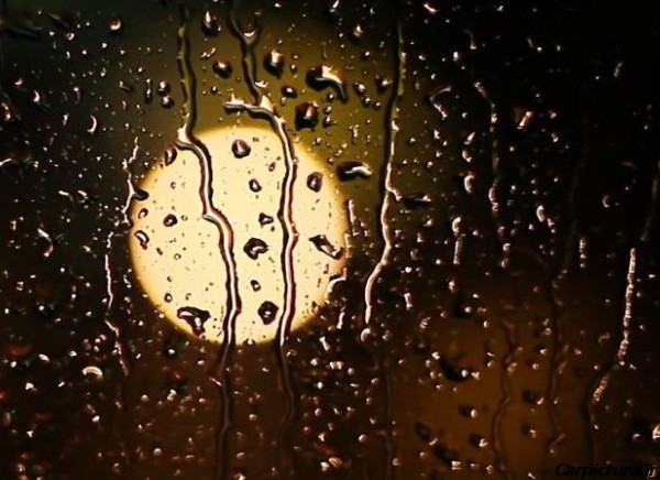 عکس باران از پشت شیشه ماشین